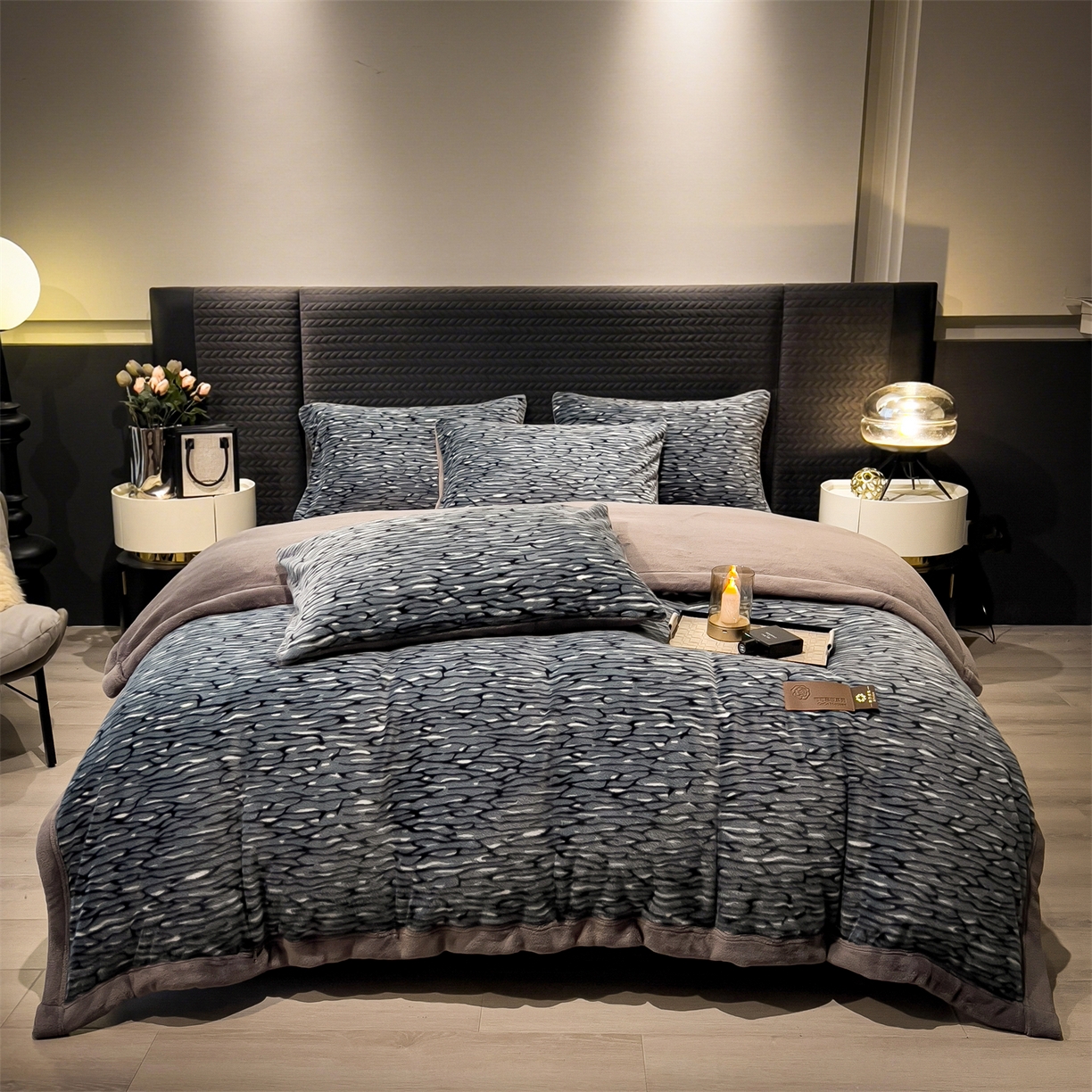 91家纺网 家纺一手货源 找家纺 叠派家纺 2025新款A类轻奢款高克重高端水貂四件套可可慕莎系列（直播热款）提供买家秀 可可慕莎-绮罗蓝灰