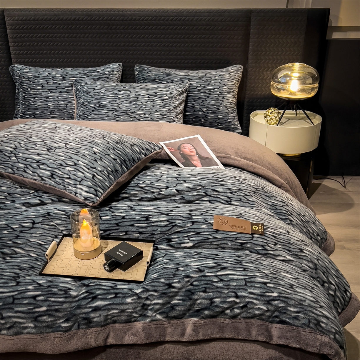 91家纺网 家纺一手货源 找家纺 叠派家纺 2025新款A类轻奢款高克重高端水貂四件套可可慕莎系列（直播热款）提供买家秀 可可慕莎-绮罗蓝灰