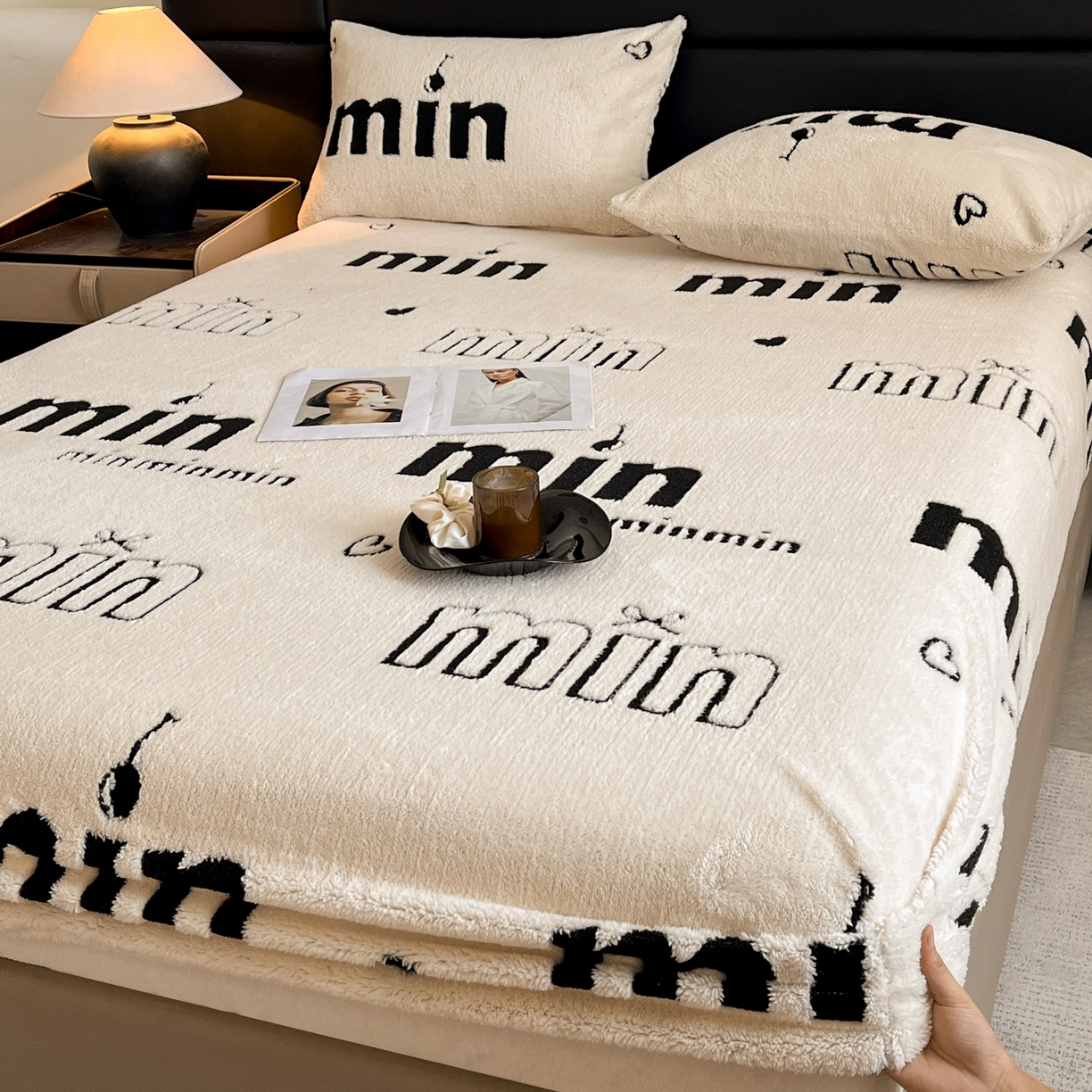 91家纺网 家纺一手货源 找家纺 （总）叠派家纺 2025新款A类高克重云慕绒床笠系列（场景二拍摄）提供买家秀