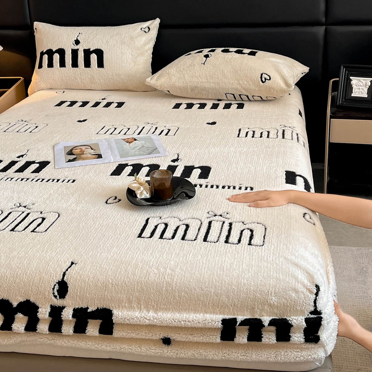 91家纺网 家纺一手货源 找家纺 （总）叠派家纺 2025新款A类高克重云慕绒床笠系列（场景二拍摄）提供买家秀