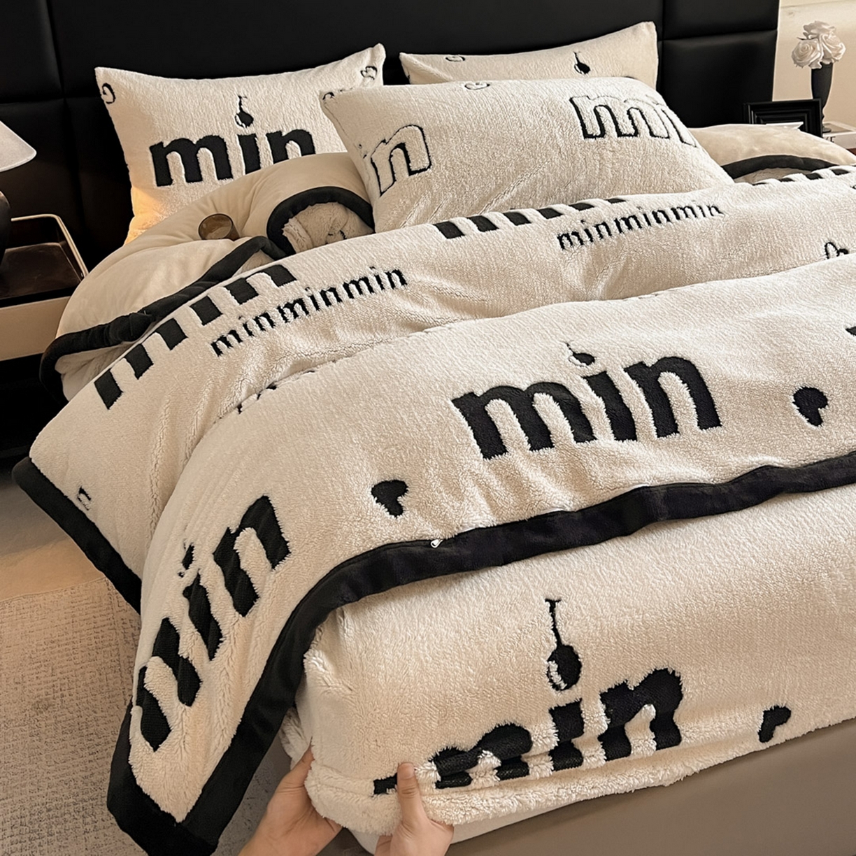 91家纺网 家纺一手货源 找家纺 （总）叠派家纺 2025新款A类高克重云慕绒床笠系列（场景二拍摄）提供买家秀