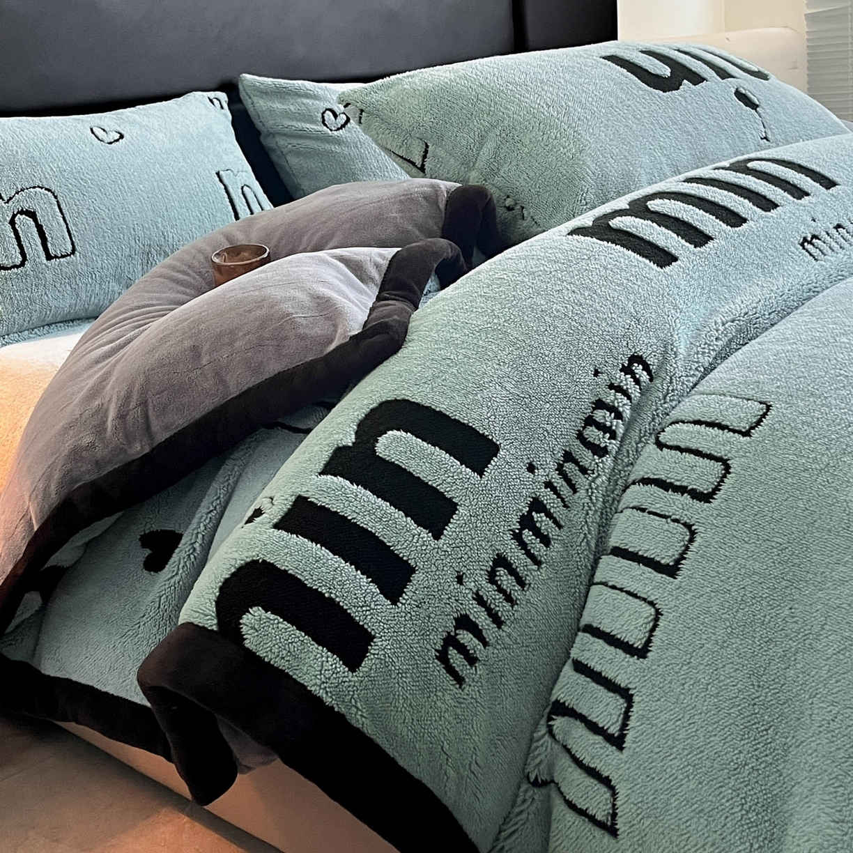 91家纺网 家纺一手货源 找家纺 叠派家纺 2025新款A类高克重云慕绒床笠系列（场景二拍摄）提供买家秀 云暮绒床笠-云朵蓝