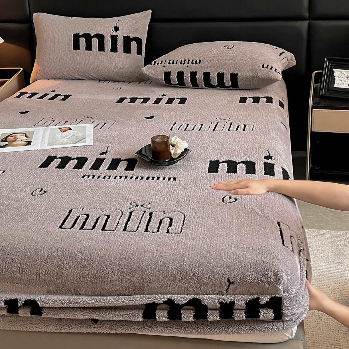 91家纺网 家纺一手货源 找家纺 叠派家纺 2025新款A类高克重云慕绒床笠系列（场景二拍摄）提供买家秀 云暮绒床笠-云絮灰