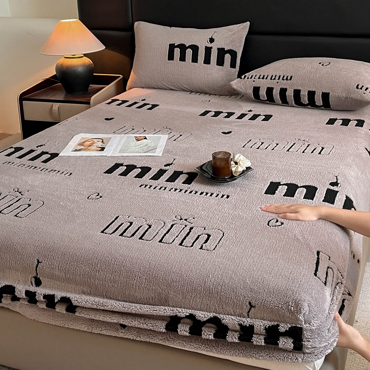 91家纺网 家纺一手货源 找家纺 叠派家纺 2025新款A类高克重云慕绒床笠系列（场景二拍摄）提供买家秀 云暮绒床笠-云絮灰