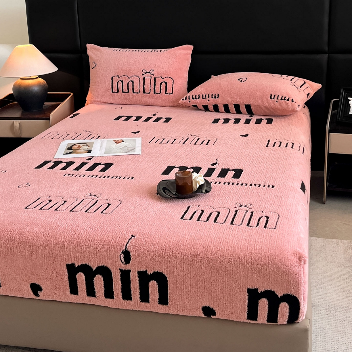 91家纺网 家纺一手货源 找家纺 叠派家纺 2025新款A类高克重云慕绒床笠系列（场景二拍摄）提供买家秀 云暮绒床笠-桃夭粉