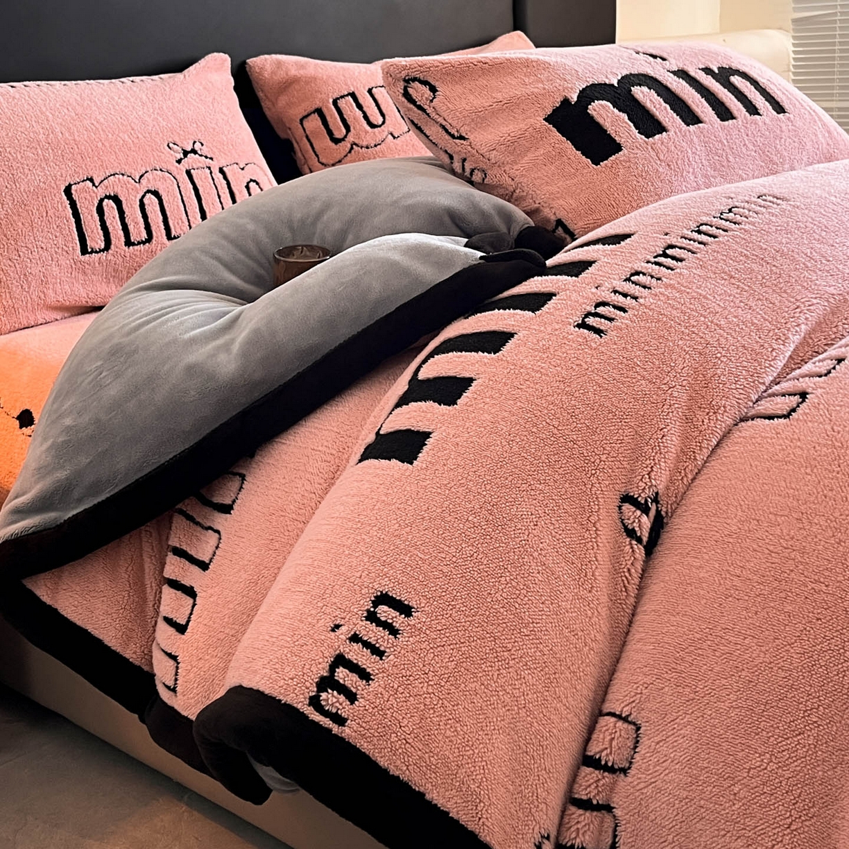 91家纺网 家纺一手货源 找家纺 叠派家纺 2025新款A类高克重云慕绒床笠系列（场景二拍摄）提供买家秀 云暮绒床笠-桃夭粉