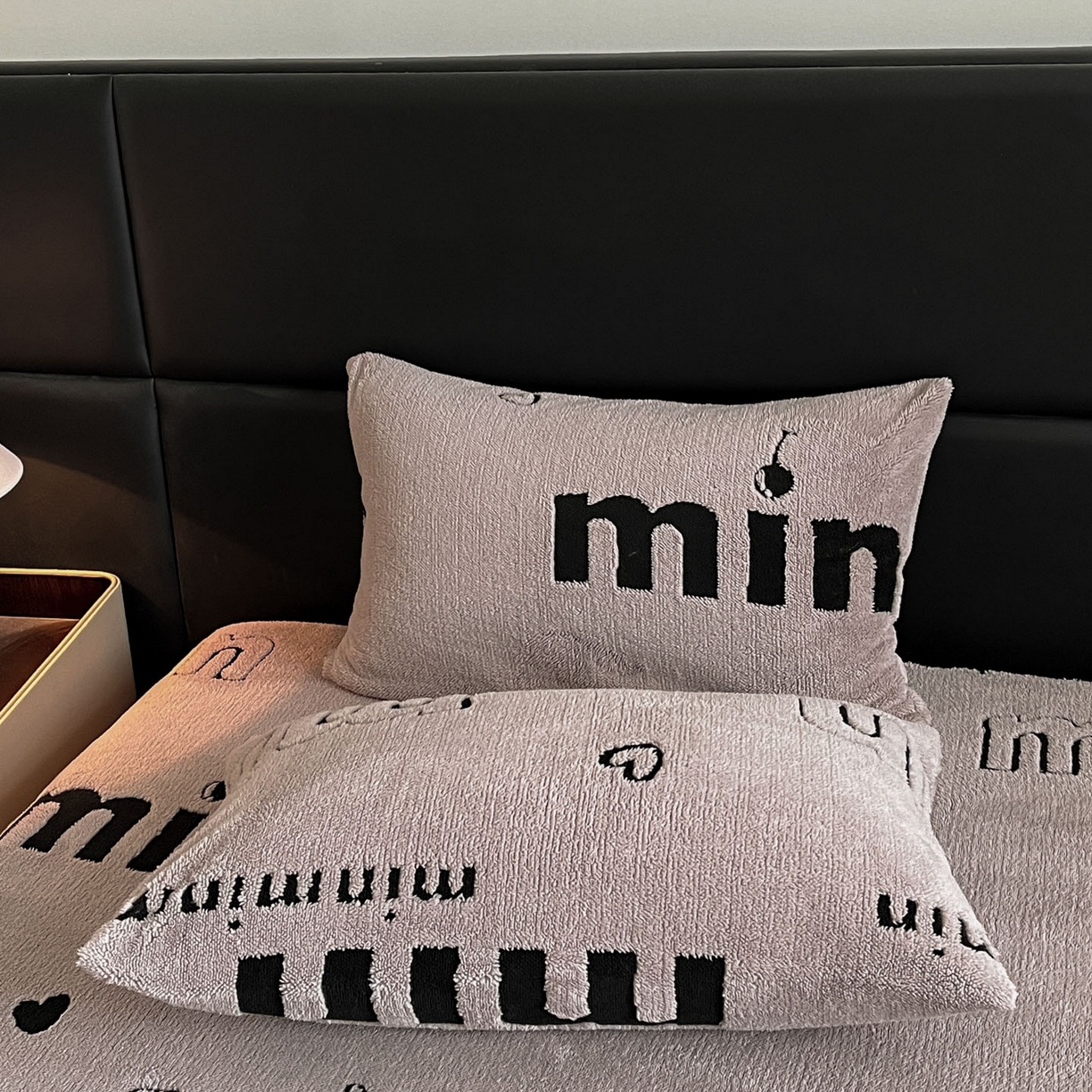 91家纺网 家纺一手货源 找家纺 叠派家纺 2025新款A类高克重云慕绒床笠系列（场景二拍摄）提供买家秀 云暮绒床笠-云絮灰