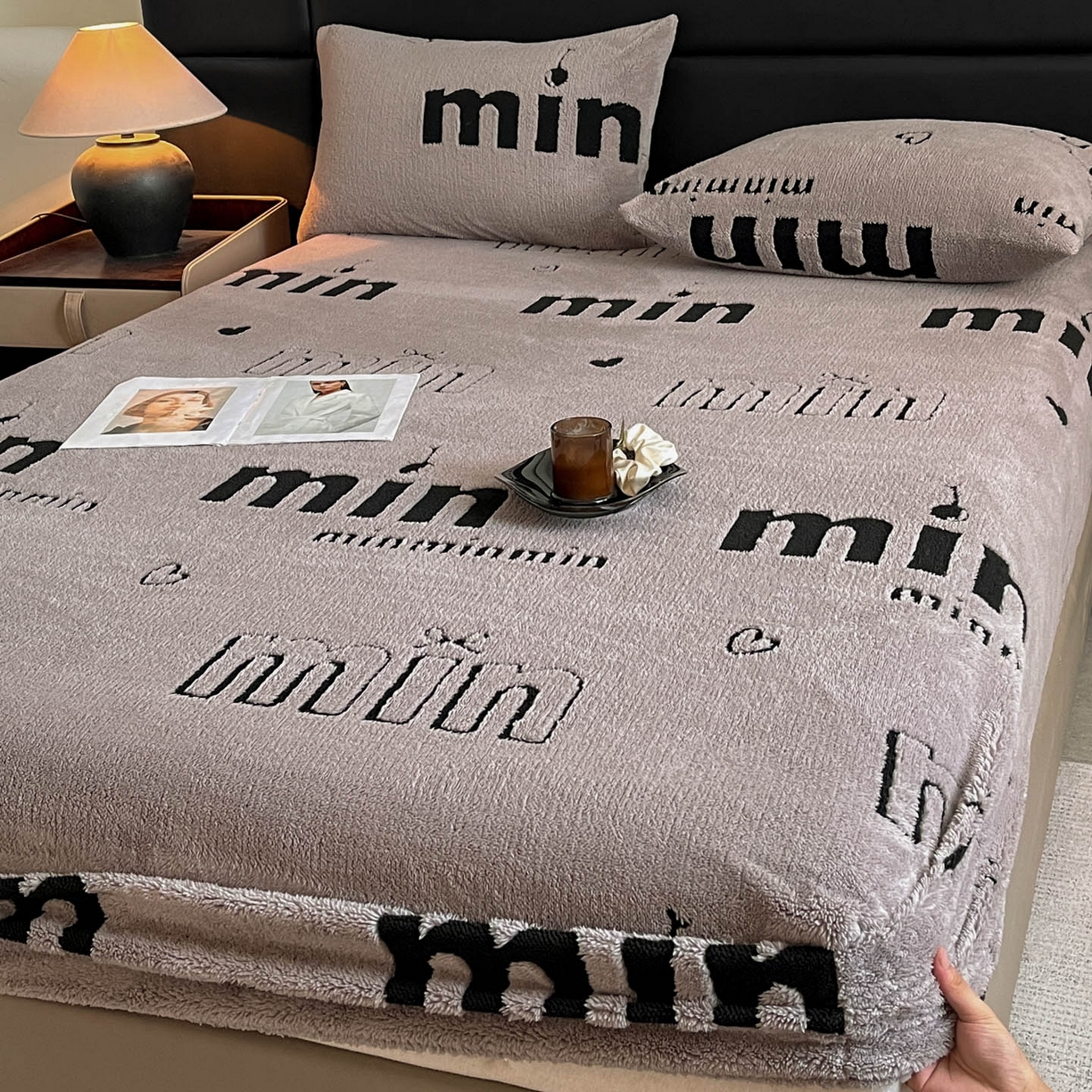 91家纺网 家纺一手货源 找家纺 叠派家纺 2025新款A类高克重云慕绒床笠系列（场景二拍摄）提供买家秀 云暮绒床笠-云絮灰