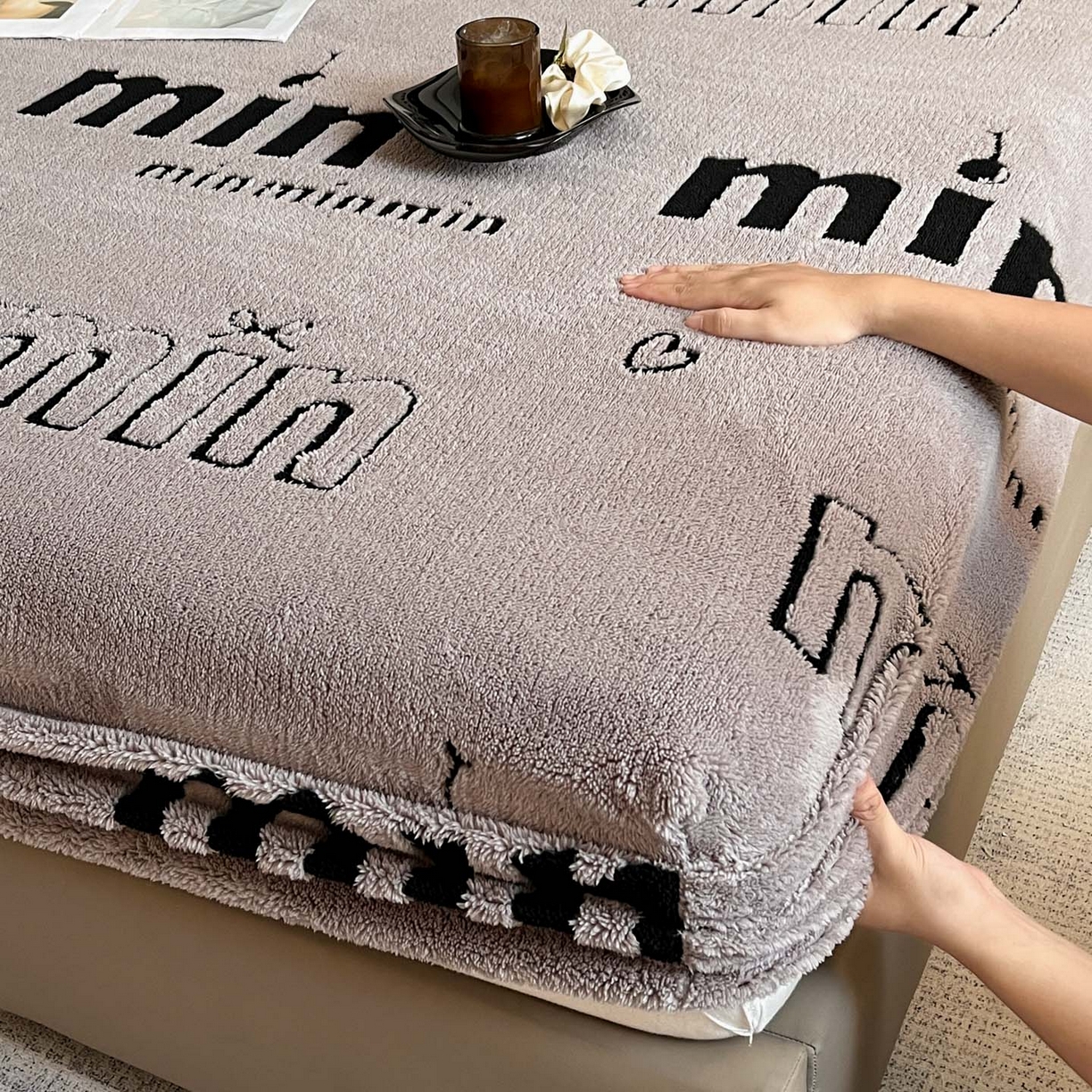 91家纺网 家纺一手货源 找家纺 叠派家纺 2025新款A类高克重云慕绒床笠系列（场景二拍摄）提供买家秀 云暮绒床笠-云絮灰