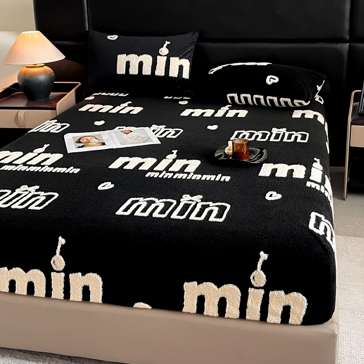 91家纺网 家纺一手货源 找家纺 叠派家纺 2025新款A类高克重云慕绒床笠系列（场景二拍摄）提供买家秀 云暮绒床笠-墨池黑