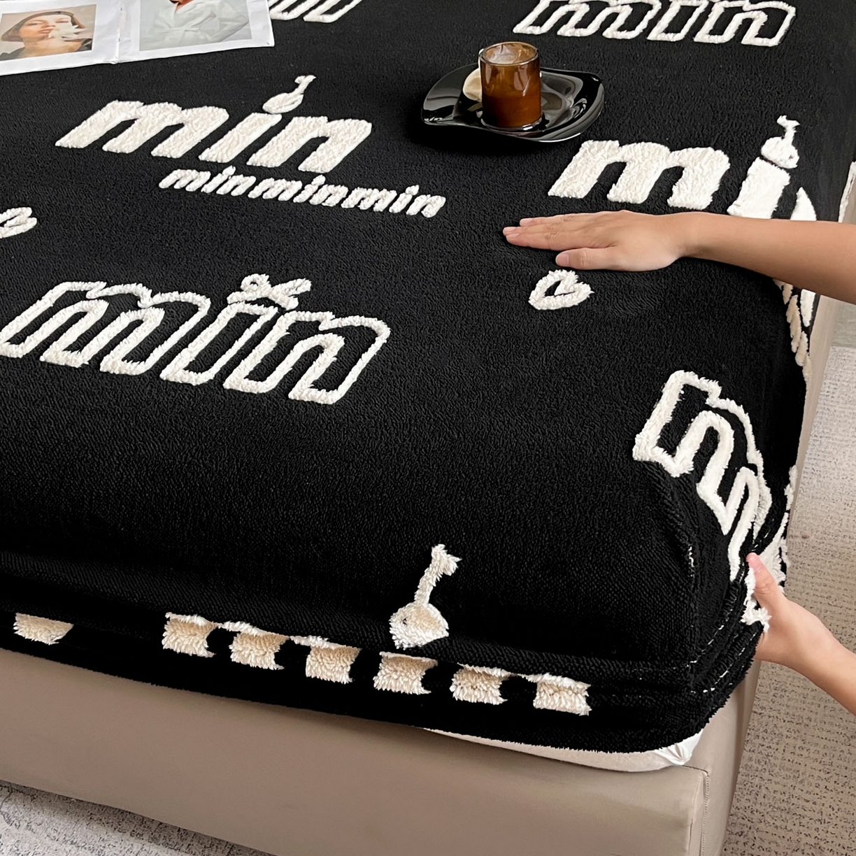 91家纺网 家纺一手货源 找家纺 叠派家纺 2025新款A类高克重云慕绒床笠系列（场景二拍摄）提供买家秀 云暮绒床笠-墨池黑