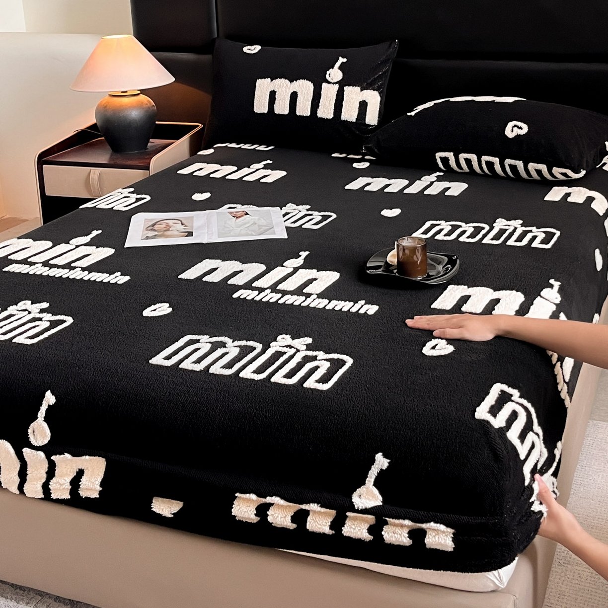 91家纺网 家纺一手货源 找家纺 叠派家纺 2025新款A类高克重云慕绒床笠系列（场景二拍摄）提供买家秀 云暮绒床笠-墨池黑