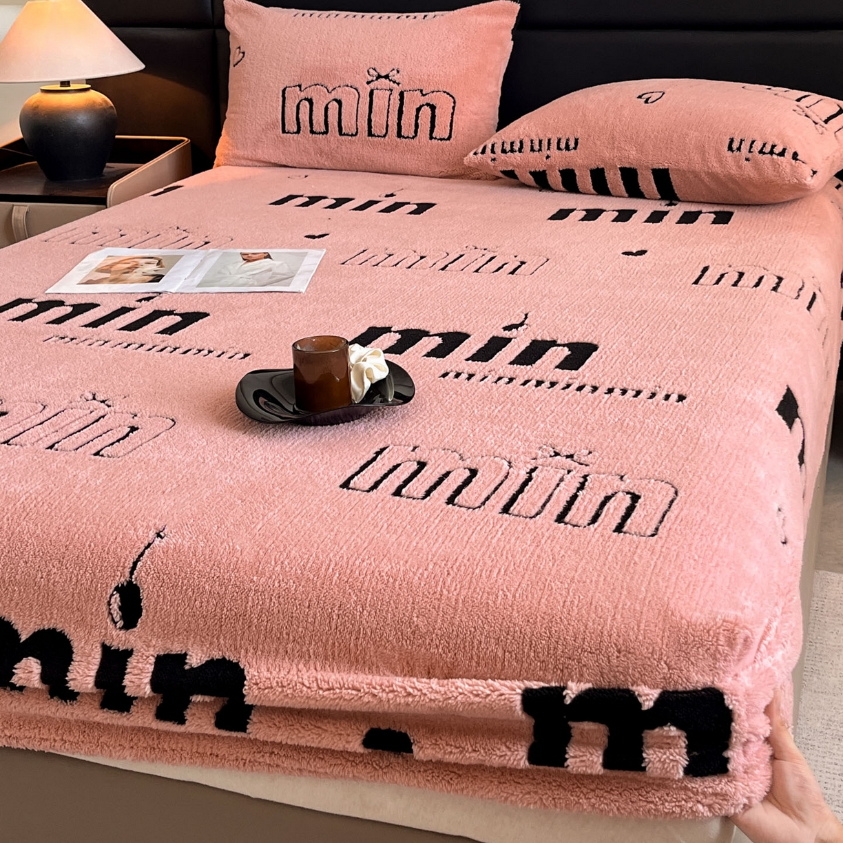 91家纺网 家纺一手货源 找家纺 叠派家纺 2025新款A类高克重云慕绒床笠系列（场景二拍摄）提供买家秀 云暮绒床笠-桃夭粉