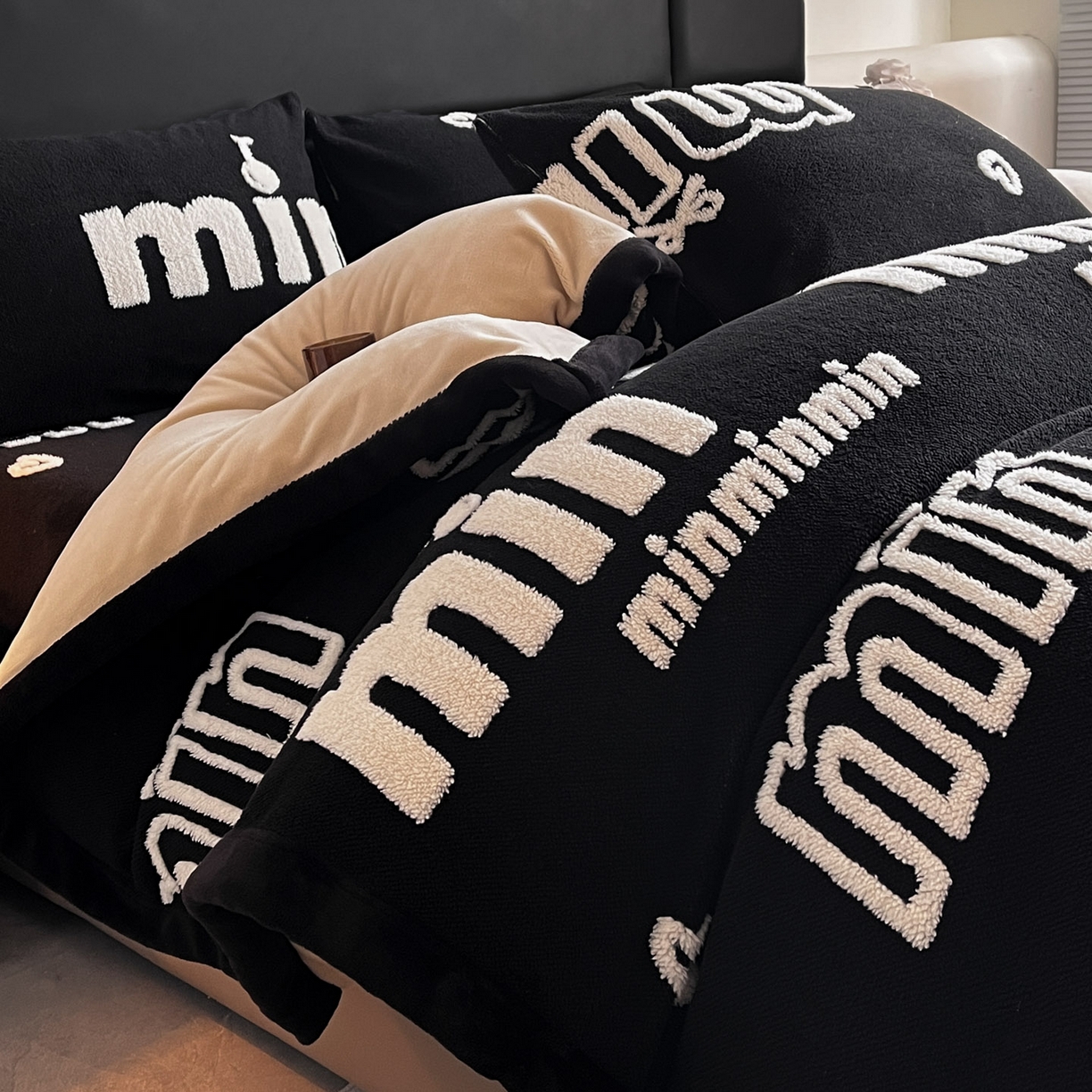 91家纺网 家纺一手货源 找家纺 叠派家纺 2025新款A类高克重云慕绒床笠系列（场景二拍摄）提供买家秀 云暮绒床笠-墨池黑