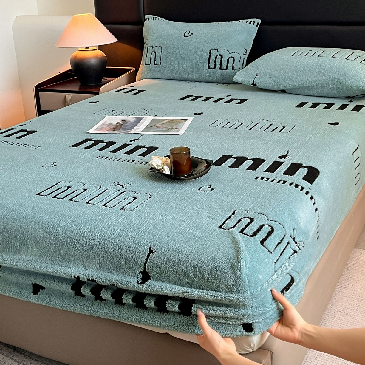 91家纺网 家纺一手货源 找家纺 叠派家纺 2025新款A类高克重云慕绒床笠系列（场景二拍摄）提供买家秀 云暮绒床笠-云朵蓝