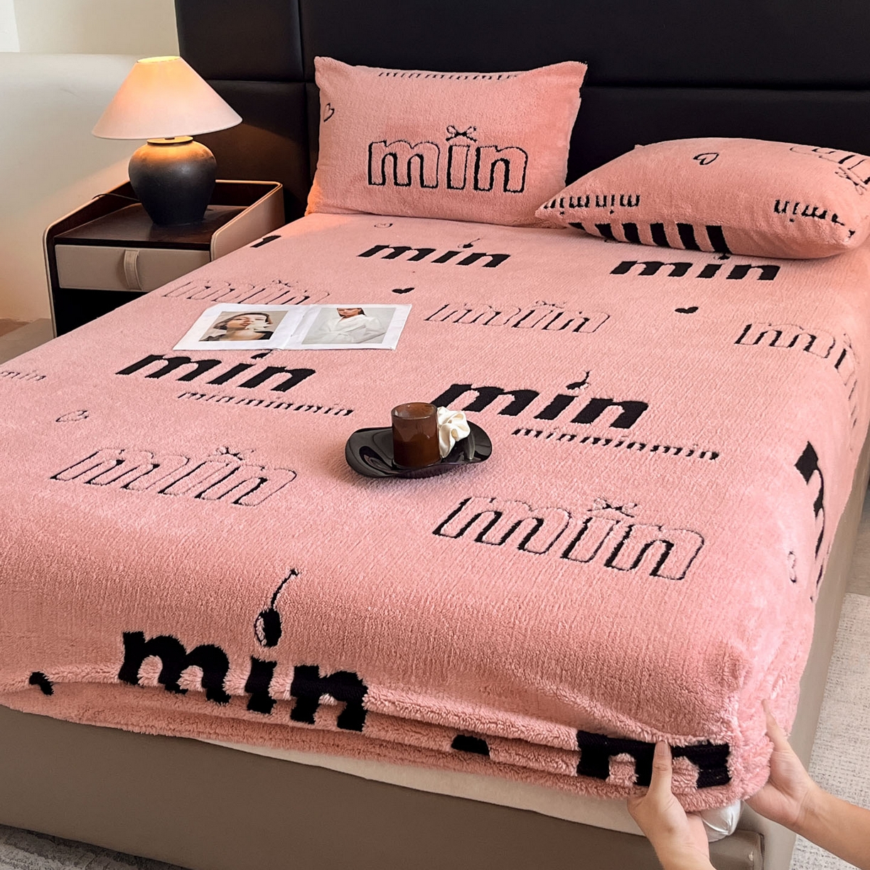 91家纺网 家纺一手货源 找家纺 叠派家纺 2025新款A类高克重云慕绒床笠系列（场景二拍摄）提供买家秀 云暮绒床笠-桃夭粉