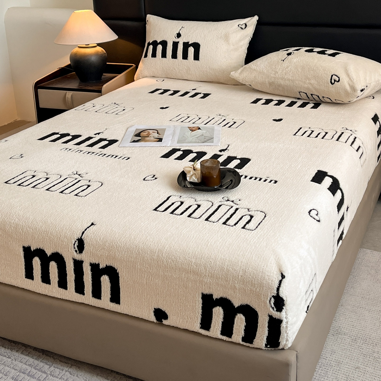 91家纺网 家纺一手货源 找家纺 叠派家纺 2025新款A类高克重云慕绒床笠系列（场景二拍摄）提供买家秀 云暮绒床笠-奶昔白