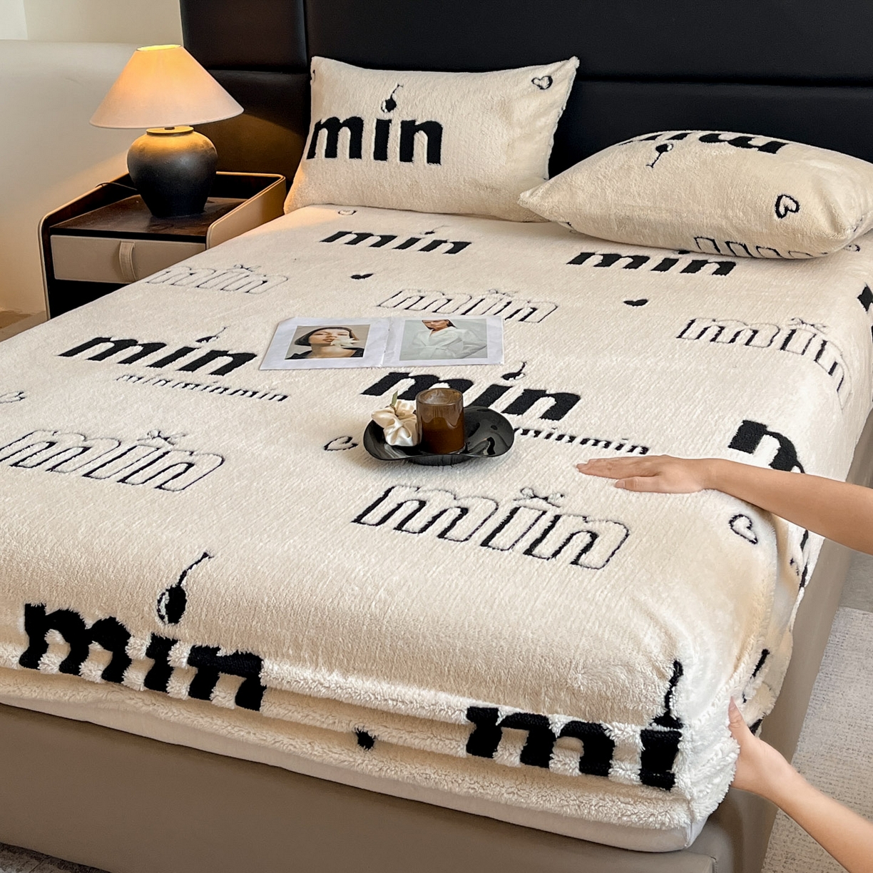 91家纺网 家纺一手货源 找家纺 叠派家纺 2025新款A类高克重云慕绒床笠系列（场景二拍摄）提供买家秀 云暮绒床笠-奶昔白