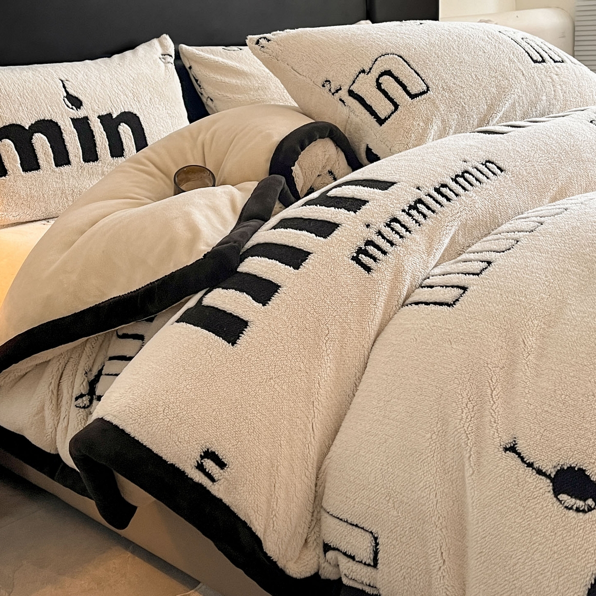 91家纺网 家纺一手货源 找家纺 叠派家纺 2025新款A类高克重云慕绒床笠系列（场景二拍摄）提供买家秀 云暮绒床笠-奶昔白