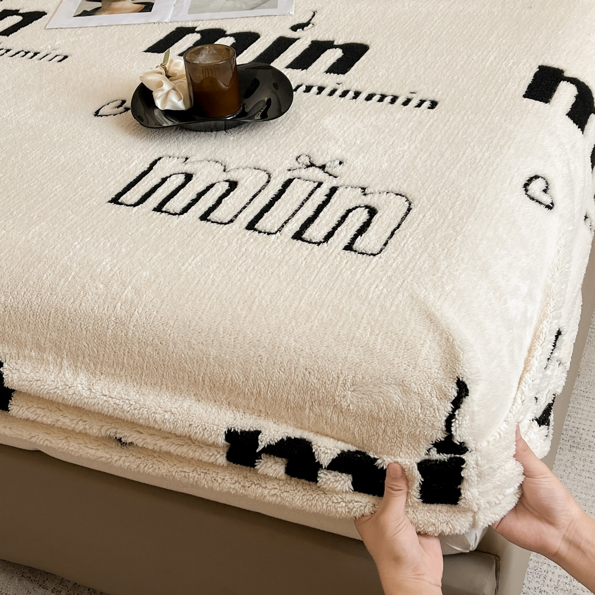 91家纺网 家纺一手货源 找家纺 叠派家纺 2025新款A类高克重云慕绒床笠系列（场景二拍摄）提供买家秀 云暮绒床笠-奶昔白