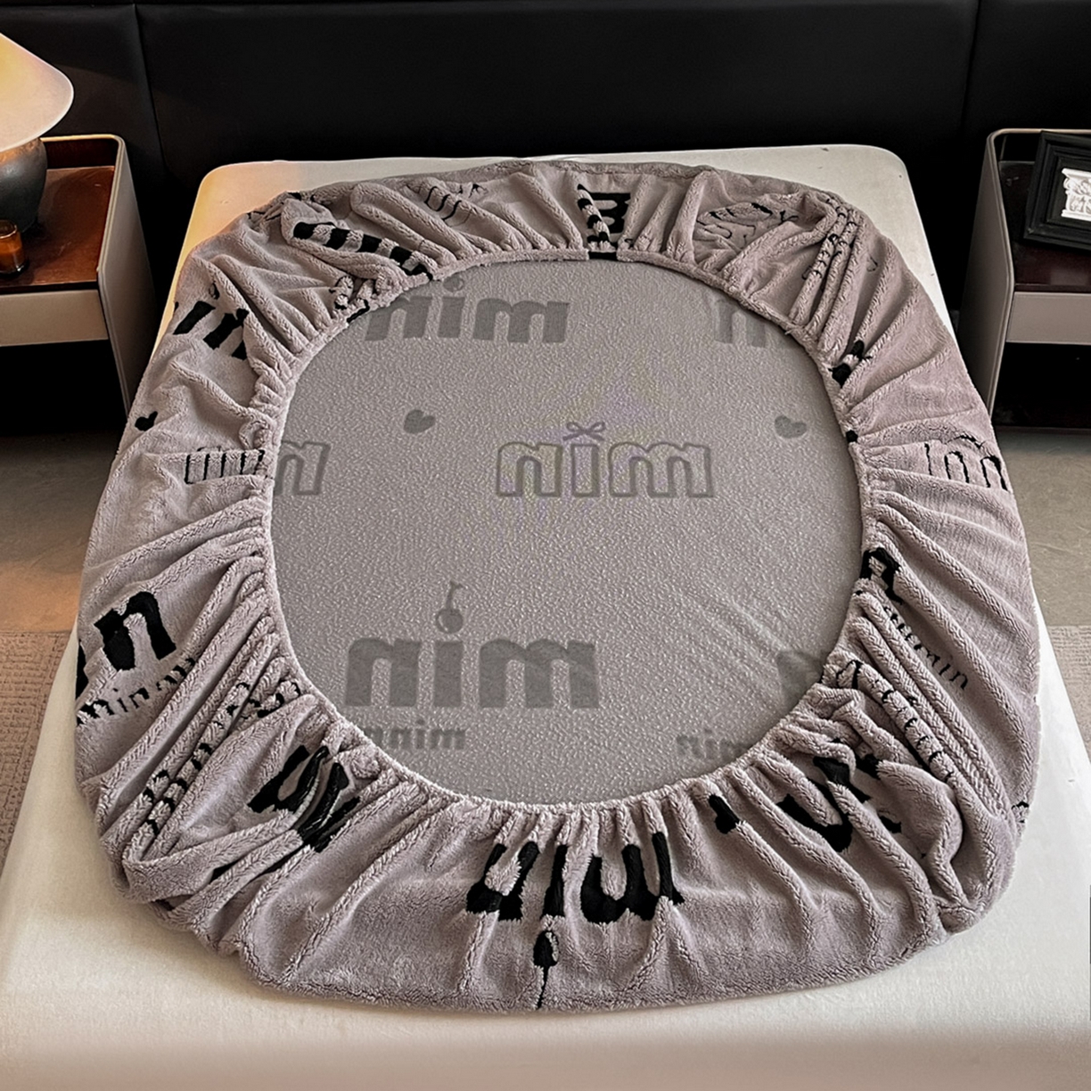 91家纺网 家纺一手货源 找家纺 叠派家纺 2025新款A类高克重云慕绒床笠系列（场景二拍摄）提供买家秀 云暮绒床笠-云絮灰