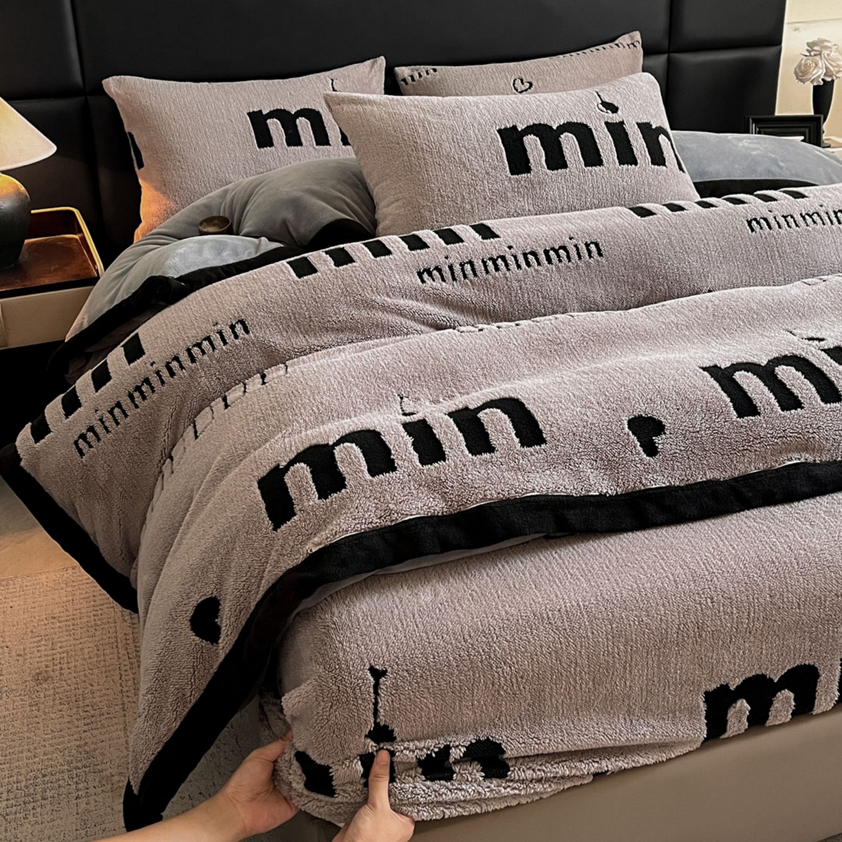 91家纺网 家纺一手货源 找家纺 叠派家纺 2025新款A类高克重云慕绒床笠系列（场景二拍摄）提供买家秀 云暮绒床笠-云絮灰