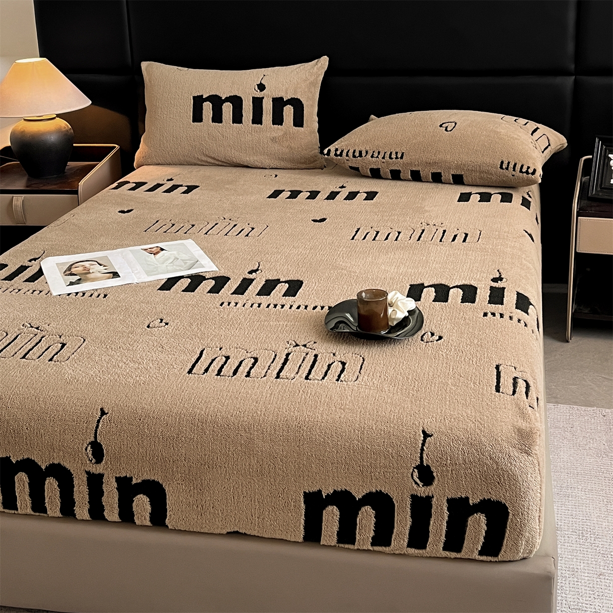 91家纺网 家纺一手货源 找家纺 叠派家纺 2025新款A类高克重云慕绒床笠系列（场景二拍摄）提供买家秀 云暮绒床笠-摩卡咖