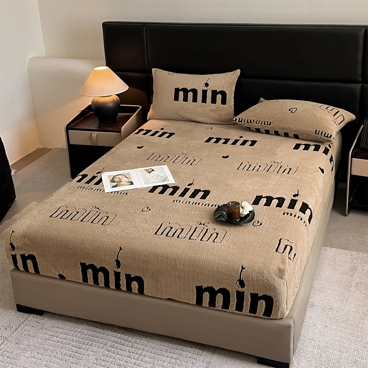 91家纺网 家纺一手货源 找家纺 叠派家纺 2025新款A类高克重云慕绒床笠系列（场景二拍摄）提供买家秀 云暮绒床笠-摩卡咖