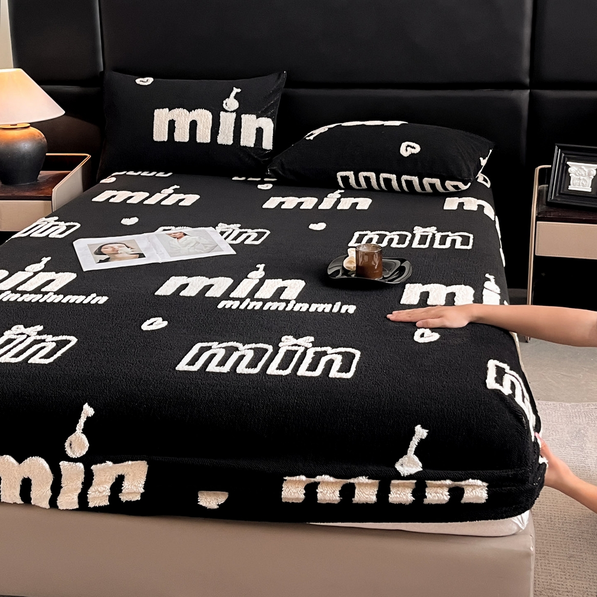 91家纺网 家纺一手货源 找家纺 叠派家纺 2025新款A类高克重云慕绒床笠系列（场景二拍摄）提供买家秀 云暮绒床笠-墨池黑