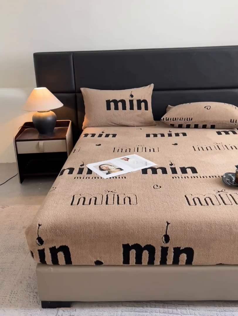 91家纺网 家纺一手货源 找家纺 叠派家纺 2025新款A类高克重云慕绒床笠系列（场景二拍摄）提供买家秀 云暮绒床笠-摩卡咖