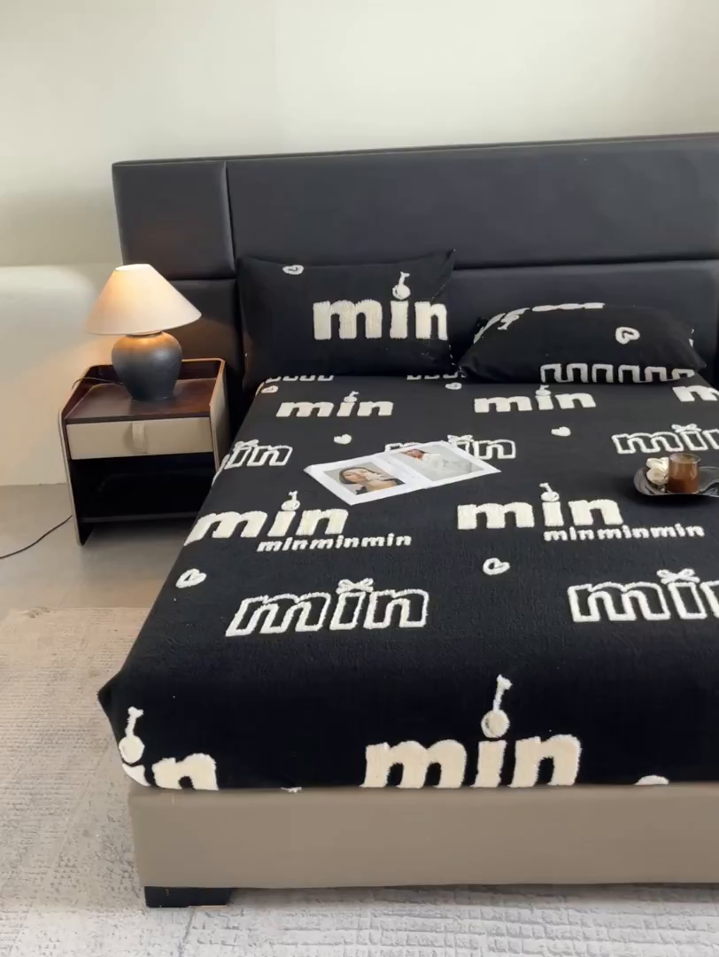 91家纺网 家纺一手货源 找家纺 叠派家纺 2025新款A类高克重云慕绒床笠系列（场景二拍摄）提供买家秀 云暮绒床笠-墨池黑