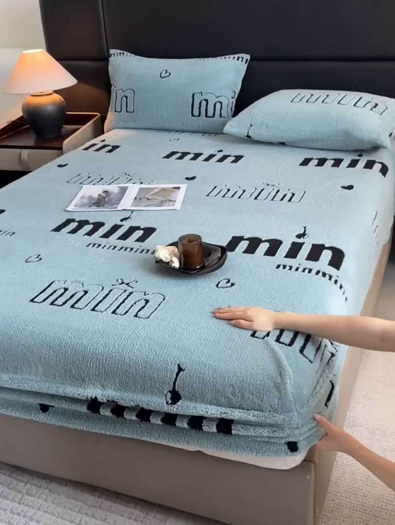 91家纺网 家纺一手货源 找家纺 叠派家纺 2025新款A类高克重云慕绒床笠系列（场景二拍摄）提供买家秀 云暮绒床笠-云朵蓝