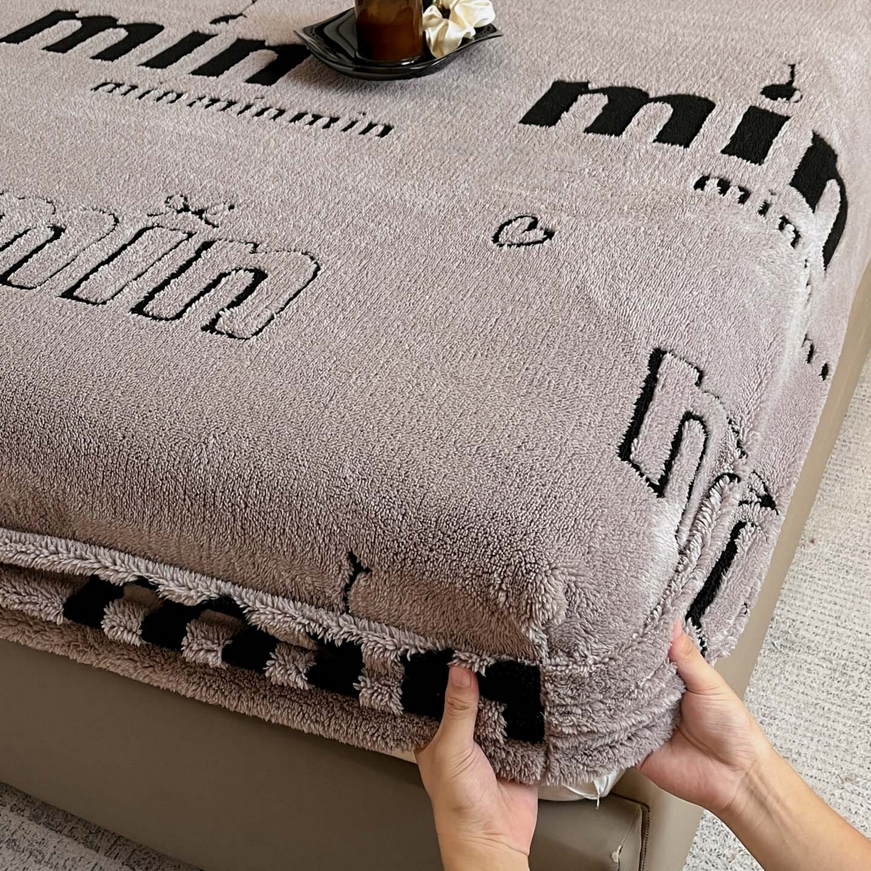 91家纺网 家纺一手货源 找家纺 叠派家纺 2025新款A类高克重云慕绒床笠系列（场景二拍摄）提供买家秀 云暮绒床笠-云絮灰