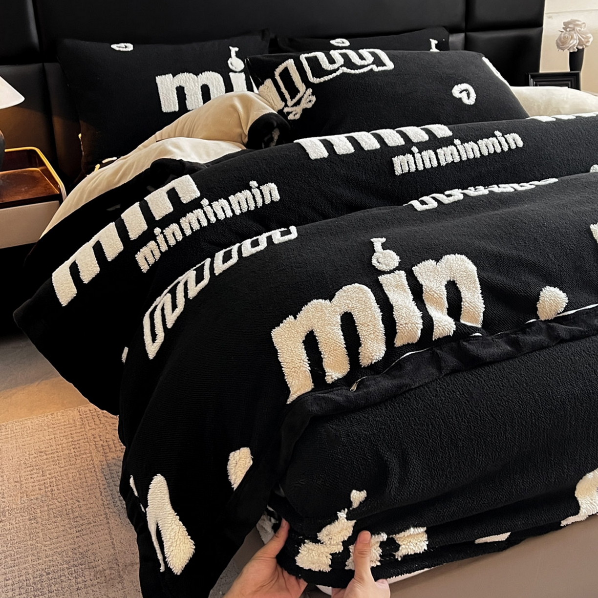 91家纺网 家纺一手货源 找家纺 叠派家纺 2025新款A类高克重云慕绒床笠系列（场景二拍摄）提供买家秀 云暮绒床笠-墨池黑