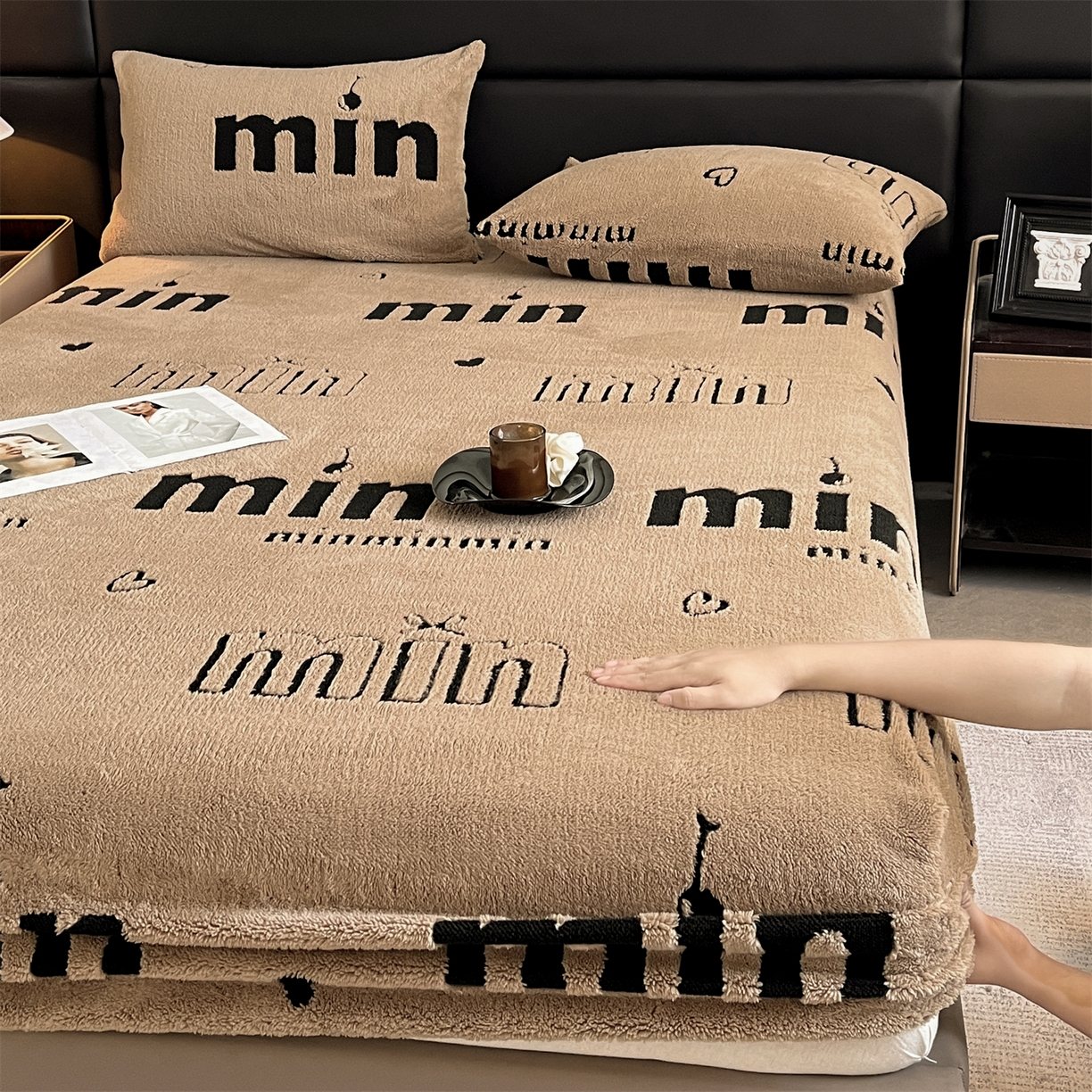 91家纺网 家纺一手货源 找家纺 叠派家纺 2025新款A类高克重云慕绒床笠系列（场景二拍摄）提供买家秀 云暮绒床笠-摩卡咖