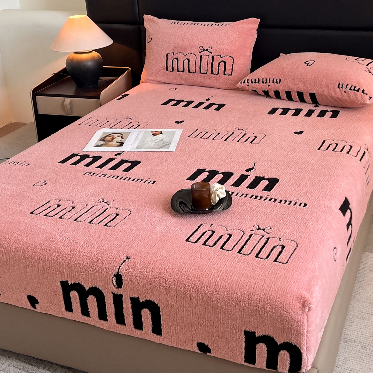 91家纺网 家纺一手货源 找家纺 叠派家纺 2025新款A类高克重云慕绒床笠系列（场景二拍摄）提供买家秀 云暮绒床笠-桃夭粉