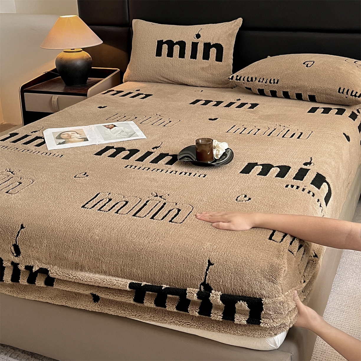 91家纺网 家纺一手货源 找家纺 叠派家纺 2025新款A类高克重云慕绒床笠系列（场景二拍摄）提供买家秀 云暮绒床笠-摩卡咖