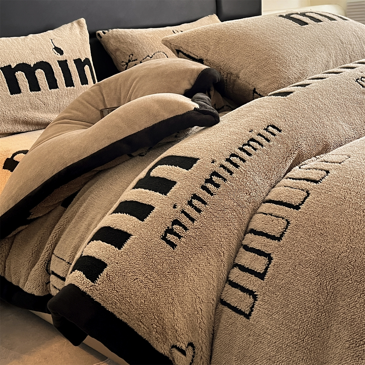 91家纺网 家纺一手货源 找家纺 叠派家纺 2025新款A类高克重云慕绒床笠系列（场景二拍摄）提供买家秀 云暮绒床笠-摩卡咖