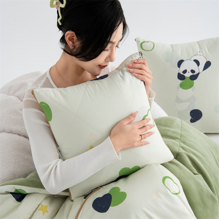 91家纺网 家纺一手货源 找家纺 照世家纺 2025新款A类棉加绒抗菌抱枕被系列 （控价：不能低于以下：小79，中号99，大120，加大140，超大160；低于零售价的链接，一经发现直接投诉下架，感谢大家的支持）熊猫小懒