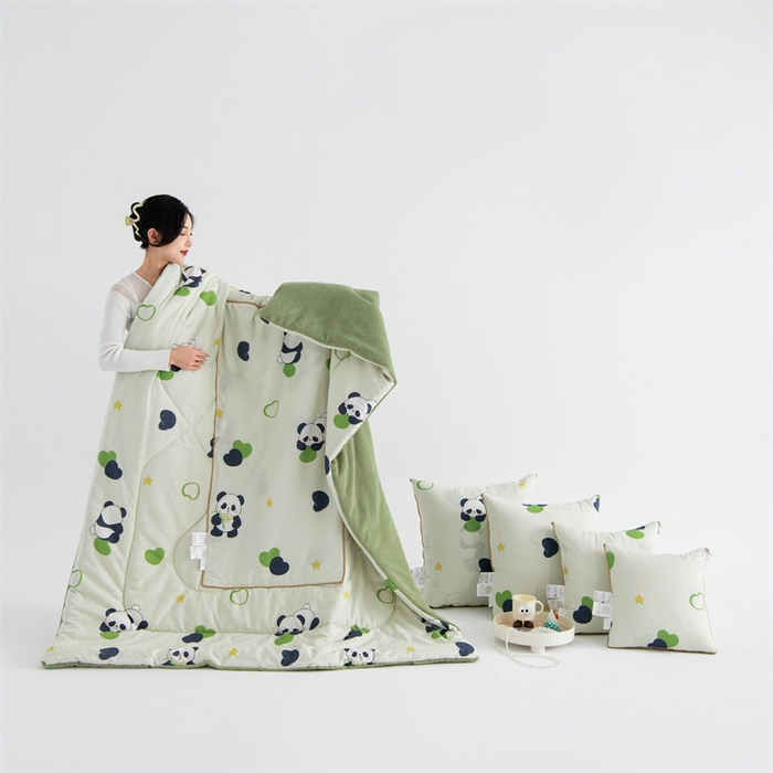 91家纺网 家纺一手货源 找家纺 照世家纺 2025新款A类棉加绒抗菌抱枕被系列 （控价：不能低于以下：小79，中号99，大120，加大140，超大160；低于零售价的链接，一经发现直接投诉下架，感谢大家的支持）熊猫小懒