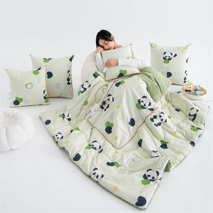 91家纺网 家纺一手货源 找家纺 照世家纺 2025新款A类棉加绒抗菌抱枕被系列 （控价：不能低于以下：小79，中号99，大120，加大140，超大160；低于零售价的链接，一经发现直接投诉下架，感谢大家的支持）熊猫小懒