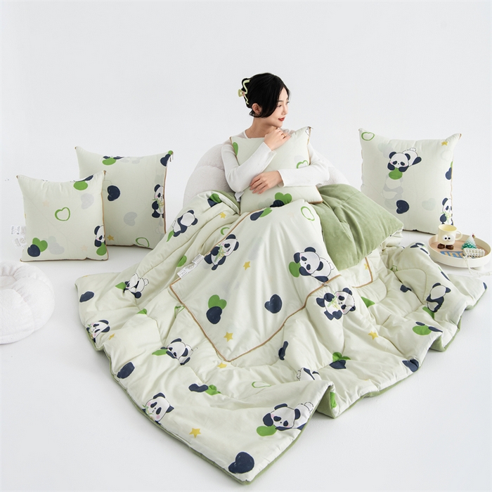 91家纺网 家纺一手货源 找家纺 照世家纺 2025新款A类棉加绒抗菌抱枕被系列 （控价：不能低于以下：小79，中号99，大120，加大140，超大160；低于零售价的链接，一经发现直接投诉下架，感谢大家的支持）熊猫小懒