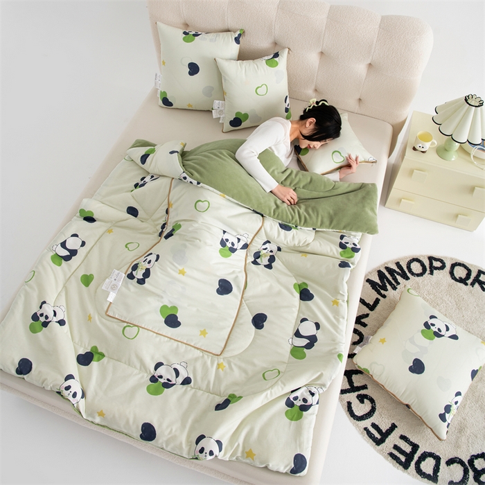 91家纺网 家纺一手货源 找家纺 照世家纺 2025新款A类棉加绒抗菌抱枕被系列 （控价：不能低于以下：小79，中号99，大120，加大140，超大160；低于零售价的链接，一经发现直接投诉下架，感谢大家的支持）熊猫小懒