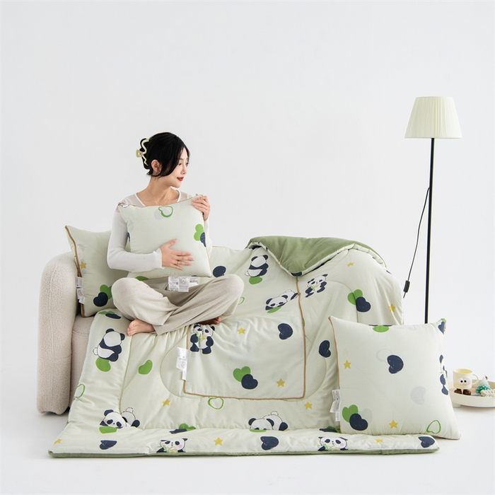 91家纺网 家纺一手货源 找家纺 照世家纺 2025新款A类棉加绒抗菌抱枕被系列 （控价：不能低于以下：小79，中号99，大120，加大140，超大160；低于零售价的链接，一经发现直接投诉下架，感谢大家的支持）熊猫小懒