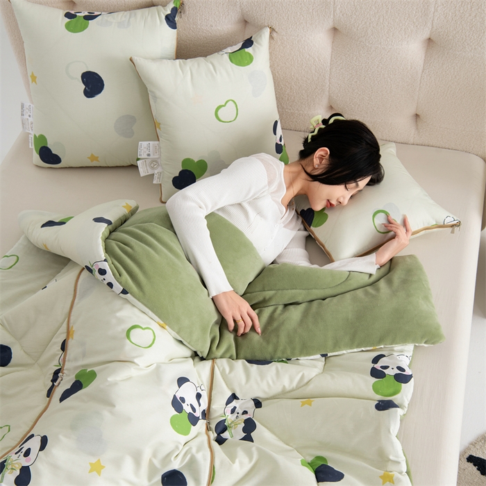 91家纺网 家纺一手货源 找家纺 照世家纺 2025新款A类棉加绒抗菌抱枕被系列 （控价：不能低于以下：小79，中号99，大120，加大140，超大160；低于零售价的链接，一经发现直接投诉下架，感谢大家的支持）熊猫小懒