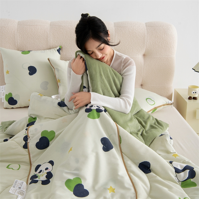 91家纺网 家纺一手货源 找家纺 照世家纺 2025新款A类棉加绒抗菌抱枕被系列 （控价：不能低于以下：小79，中号99，大120，加大140，超大160；低于零售价的链接，一经发现直接投诉下架，感谢大家的支持）熊猫小懒