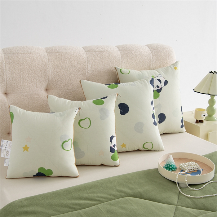 91家纺网 家纺一手货源 找家纺 照世家纺 2025新款A类棉加绒抗菌抱枕被系列 （控价：不能低于以下：小79，中号99，大120，加大140，超大160；低于零售价的链接，一经发现直接投诉下架，感谢大家的支持）熊猫小懒