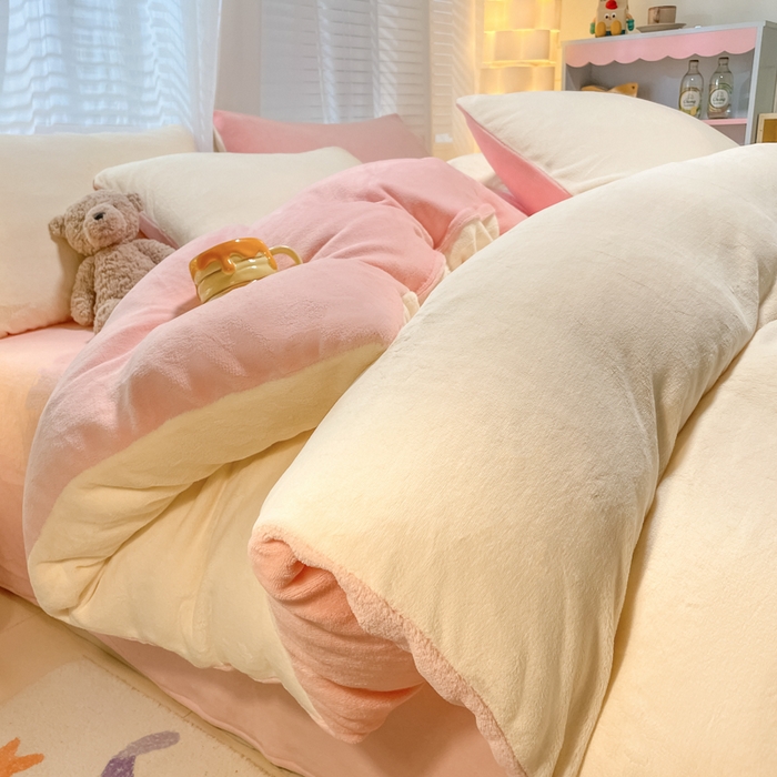 91家纺网 家纺一手货源 找家纺 仔仔熊 2025新款牛奶绒纯色双拼四件套 黄色+粉色