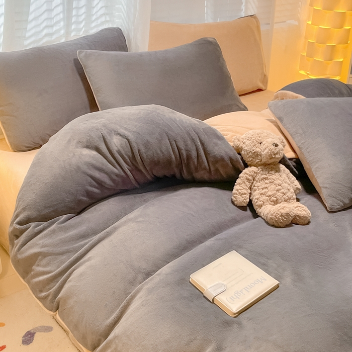 91家纺网 家纺一手货源 找家纺 仔仔熊 2025新款牛奶绒纯色双拼四件套 灰色+橙色