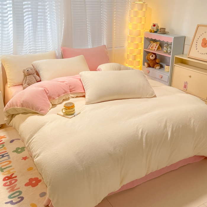 91家纺网 家纺一手货源 找家纺 仔仔熊 2025新款牛奶绒纯色双拼四件套 黄色+粉色